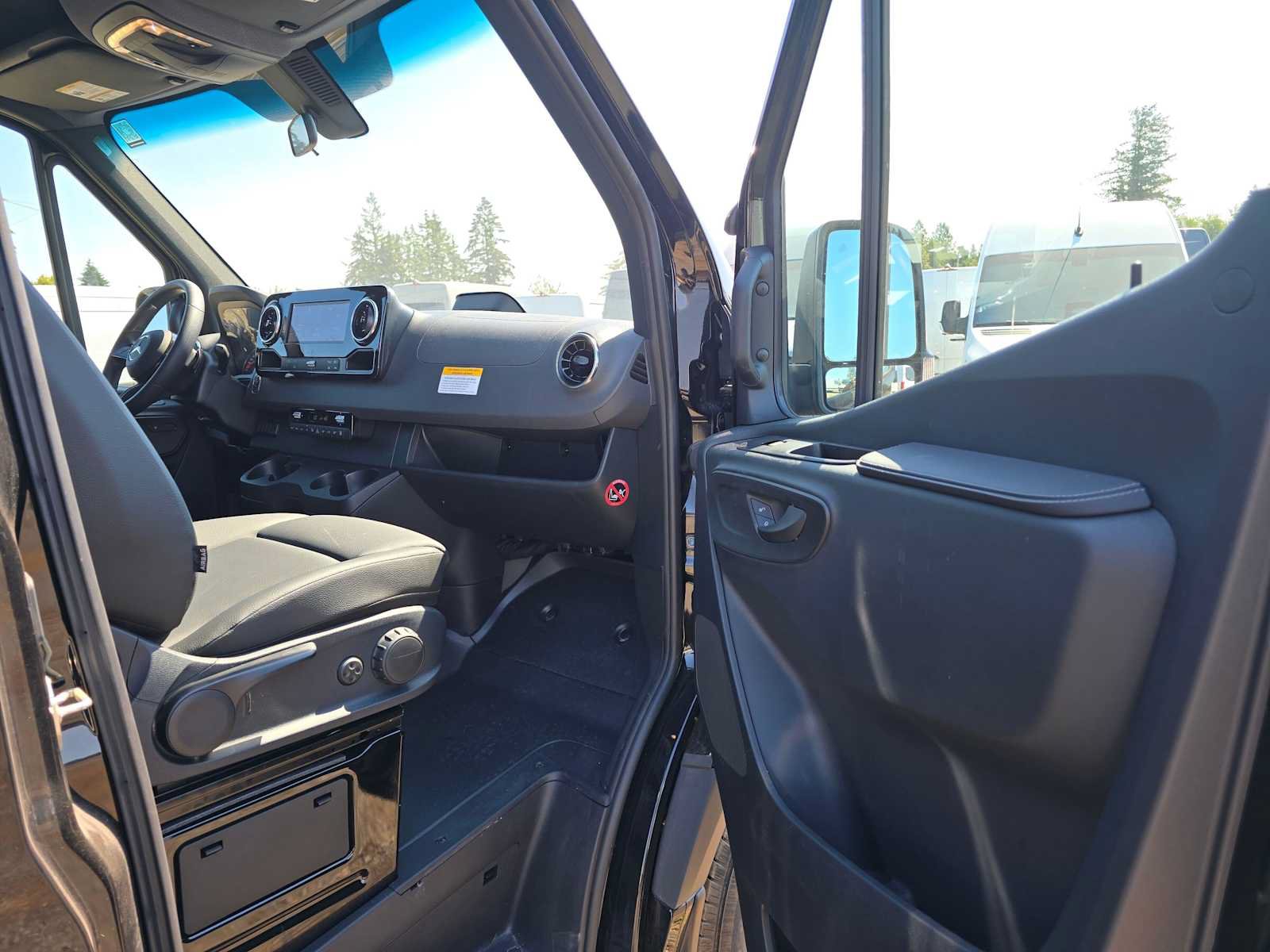 Used 2025 Mercedes-Benz Sprinter 2500 image 10