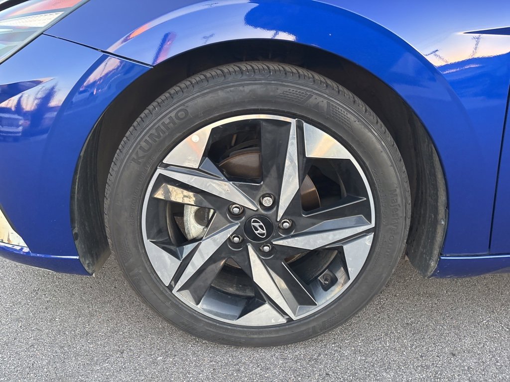 Certified 2023 Hyundai Elantra Limited w/ Preferred Accessory Package image 9