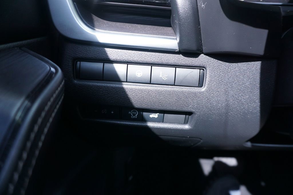 Used 2023 Nissan Rogue Platinum w/ Platinum Premium Package image 5