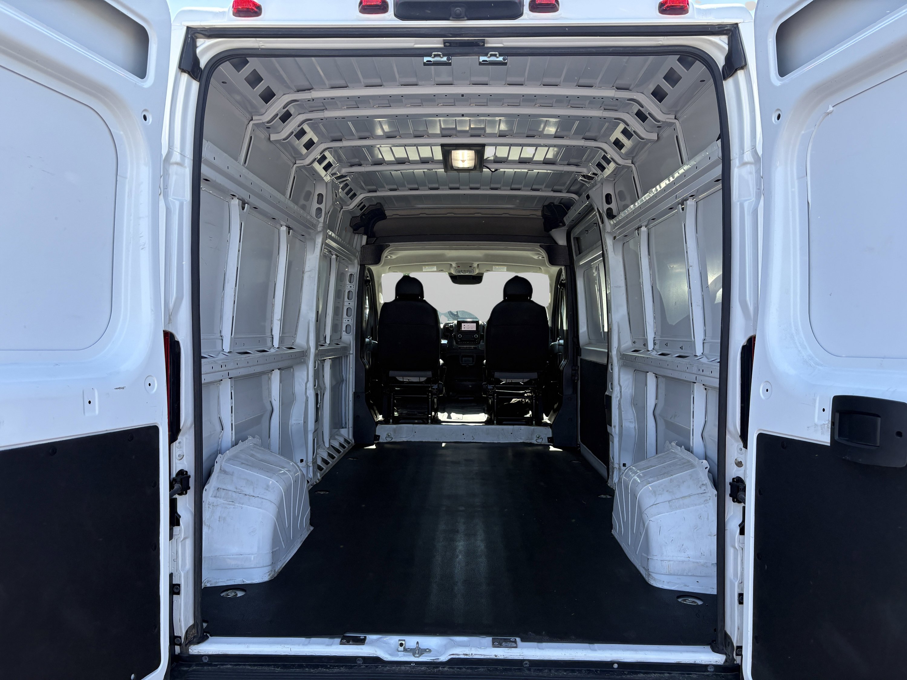 Used 2025 RAM ProMaster 2500 w/ Convenience Group FWD image 8