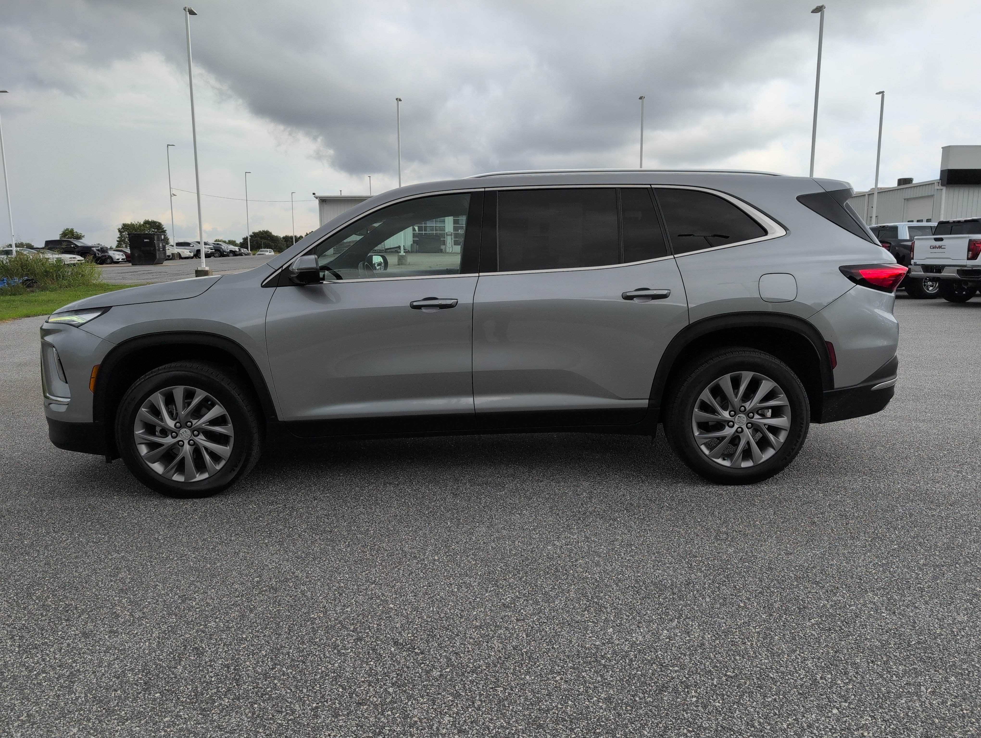 Used 2025 Buick Enclave Preferred FWD image 3