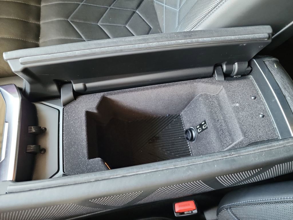 Used 2023 BMW 740i w/ Executive Package image 31