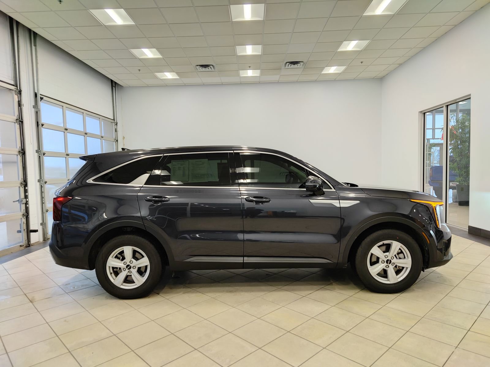 Used 2025 Kia Sorento LX image 2