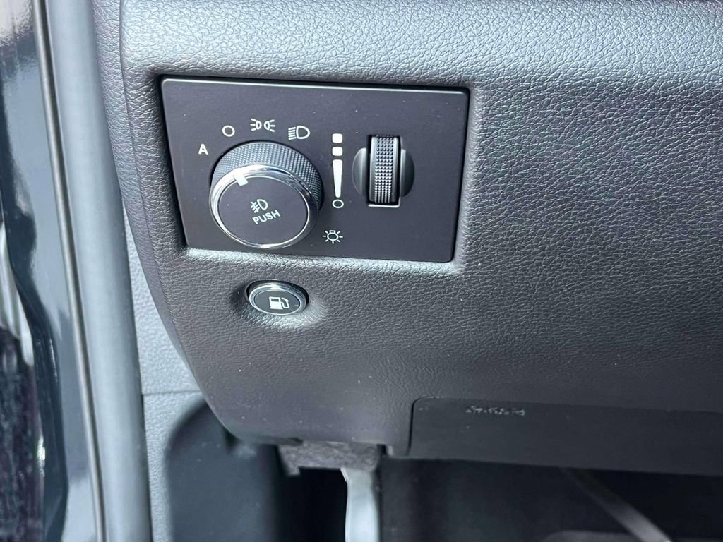 Used 2020 Jeep Grand Cherokee Overland AWD/4WD image 29
