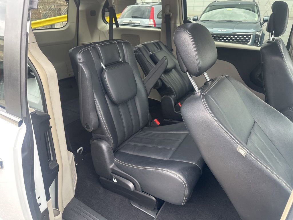 Used 2015 Chrysler Town & Country Touring w/ Driver Convenience Group FWD image 29