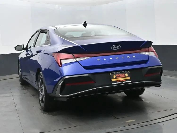 Used 2025 Hyundai Elantra SEL FWD image 9