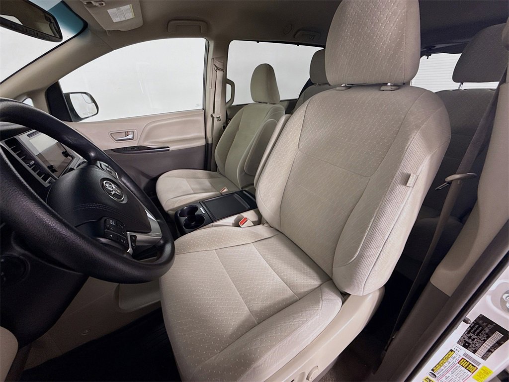 Used 2017 Toyota Sienna LE image 5