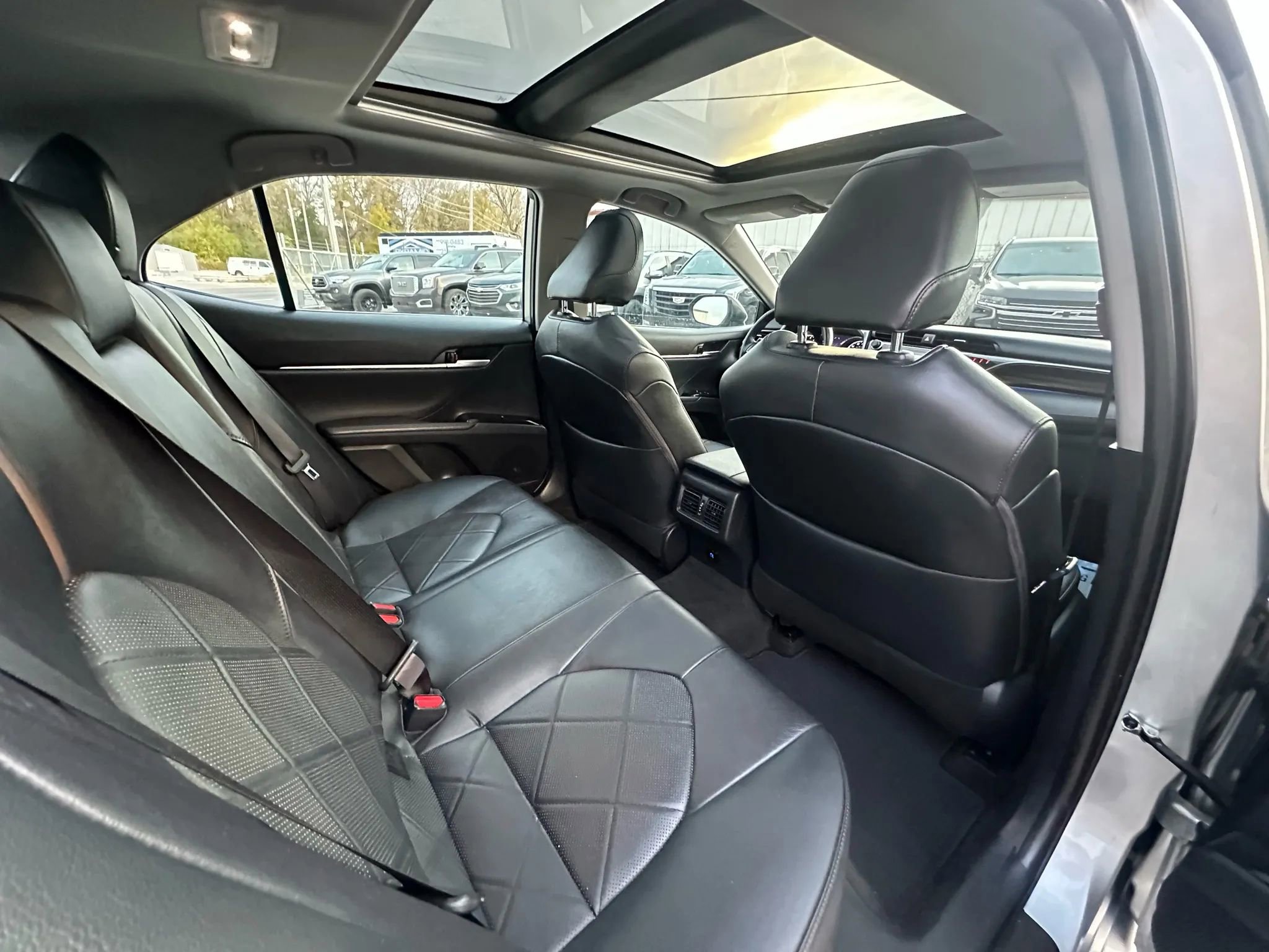 Used 2019 Toyota Camry XLE image 11