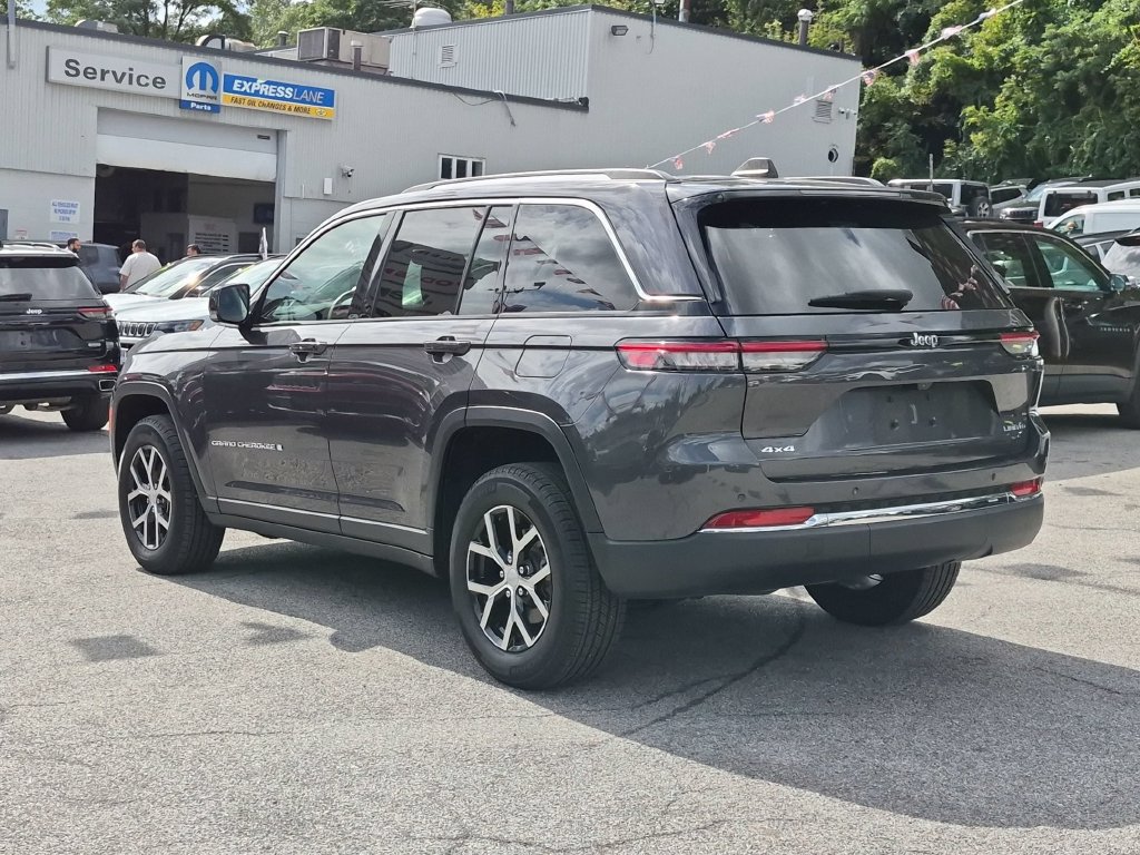 Used 2023 Jeep Grand Cherokee Limited AWD/4WD image 9