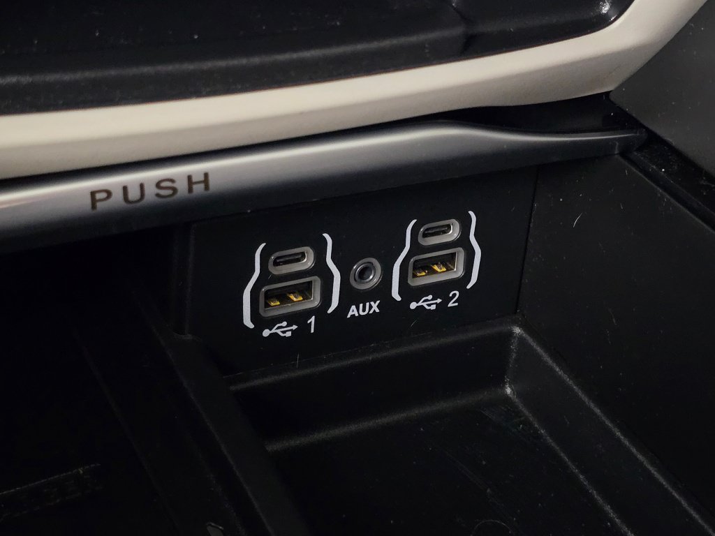 Used 2022 Chrysler Pacifica Limited w/ Uconnect Theater Family Group FWD image 29