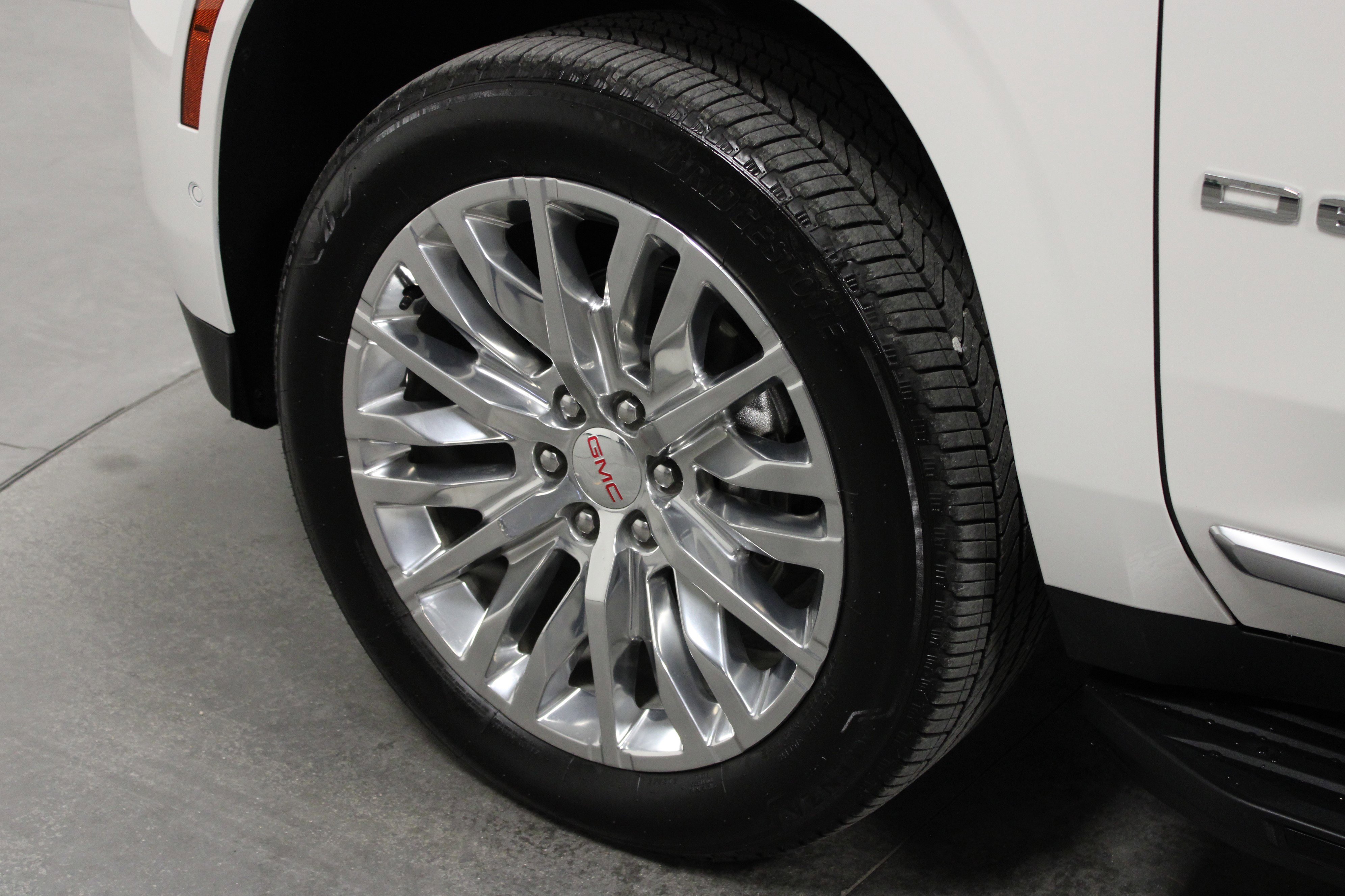 Used 2025 GMC Yukon Denali w/ Advanced Technology Package image 10