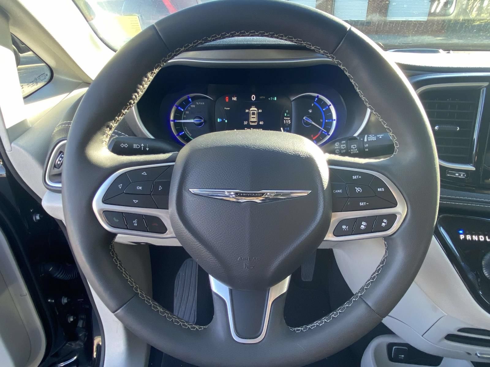 Used 2024 Chrysler Pacifica Limited FWD image 18