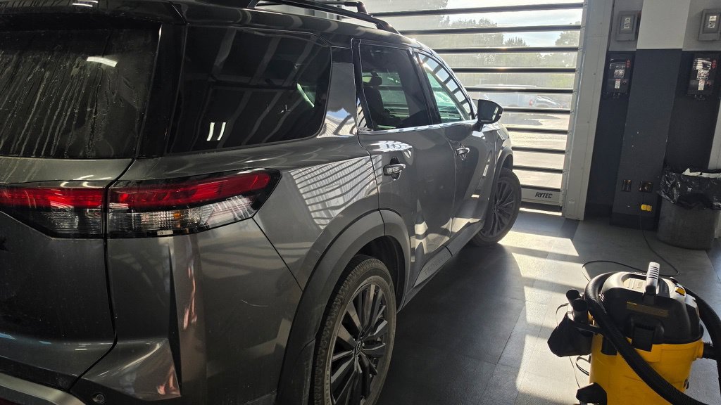 Used 2022 Nissan Pathfinder SL w/ SL Premium Package FWD image 3