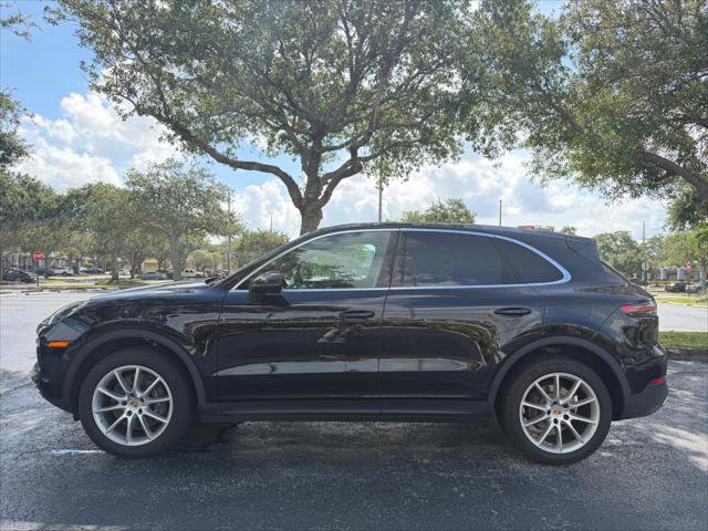 Used 2021 Porsche Cayenne w/ Premium Package AWD/4WD image 3
