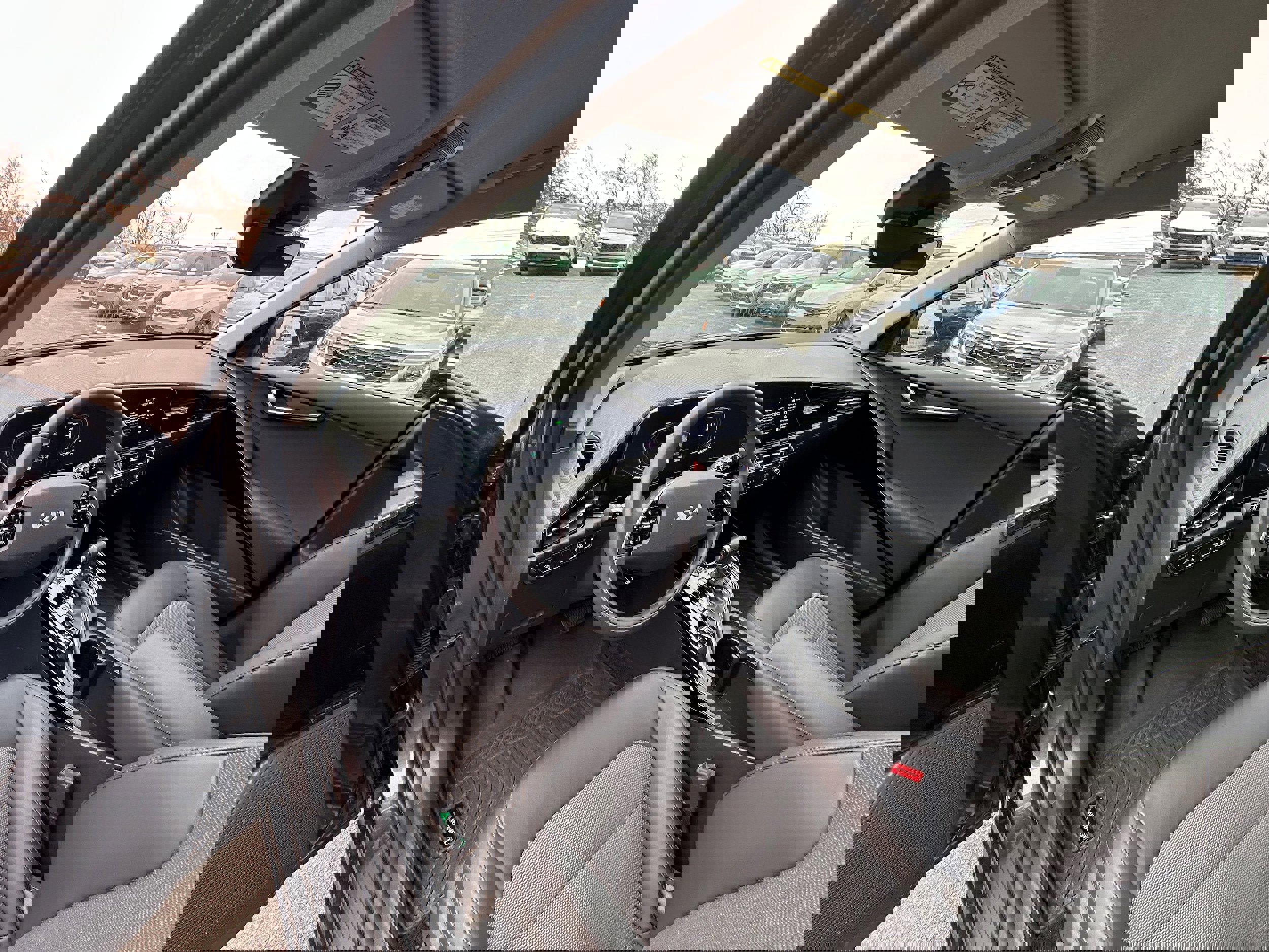 Used 2025 Kia Niro EX image 29