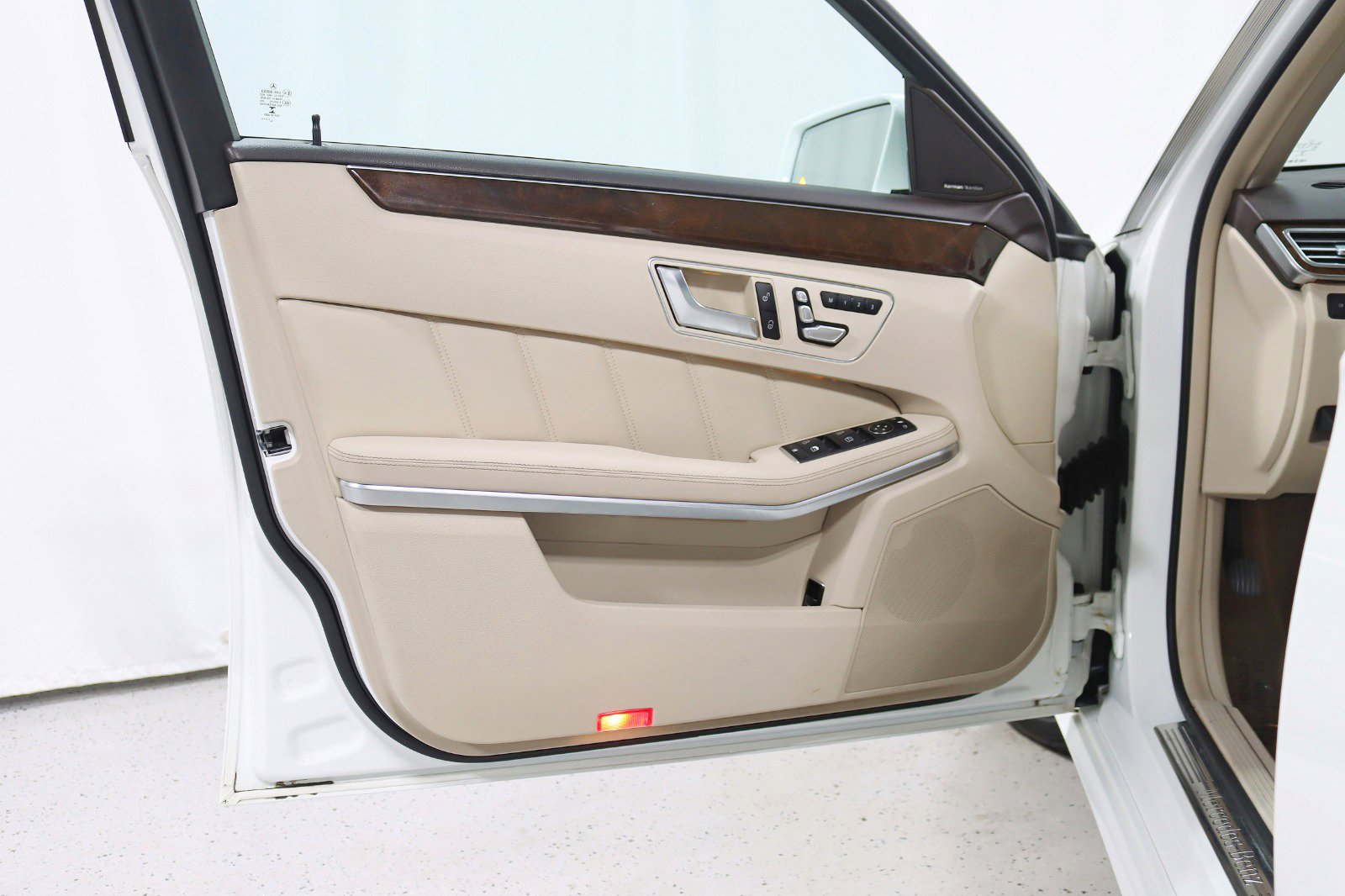 Used 2015 Mercedes-Benz E 350 E 350 4MATIC-Premium 1 Package w/ Premium 1 Package image 39