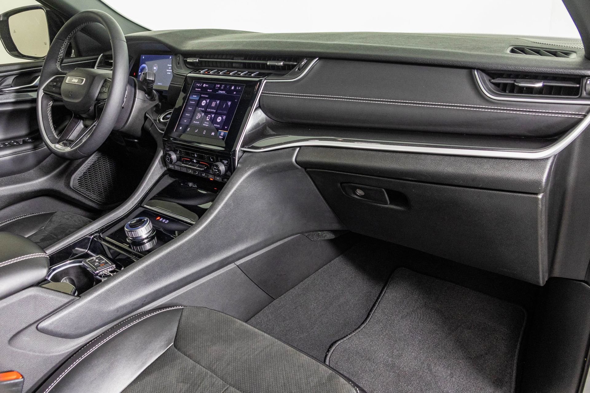 Used 2023 Jeep Grand Cherokee Altitude image 47