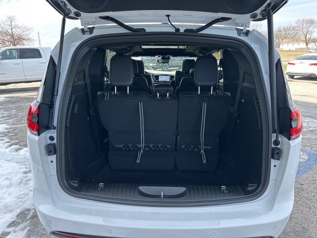 New 2026 Chrysler Pacifica Select AWD/4WD image 45