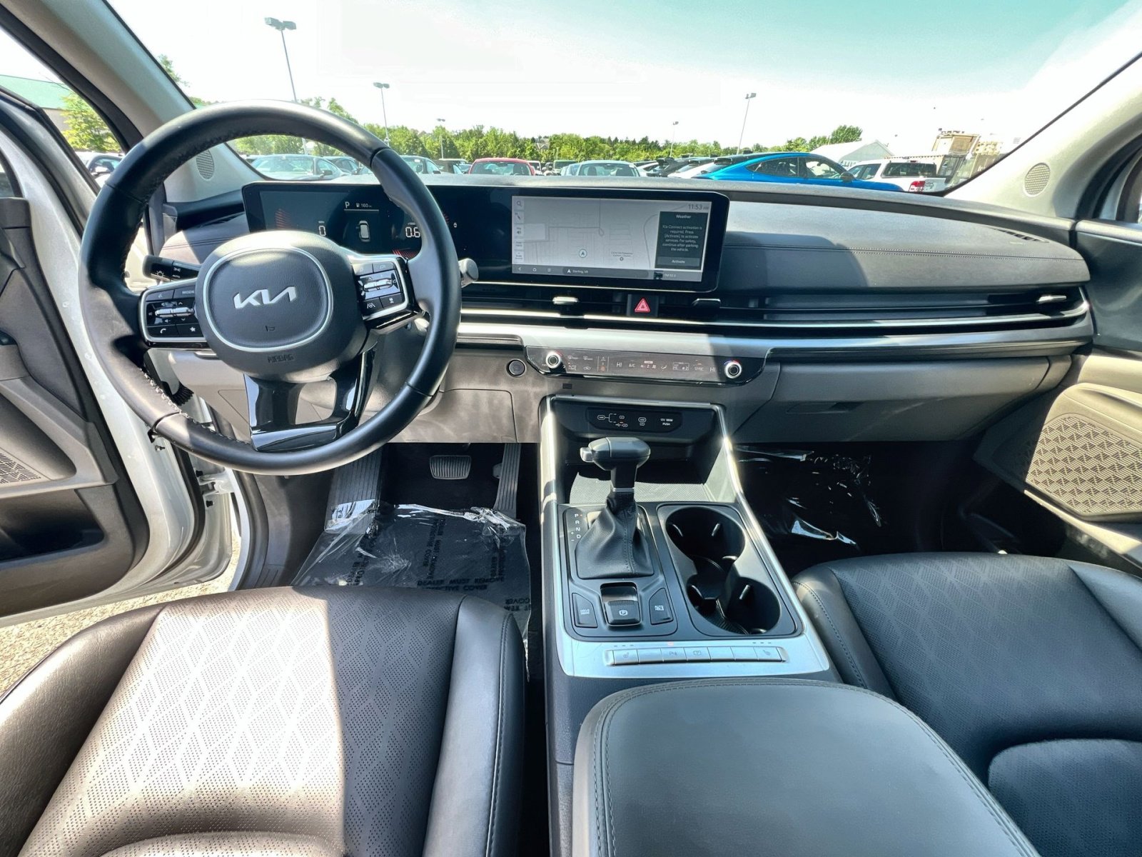 Used 2025 Kia Carnival FWD image 31