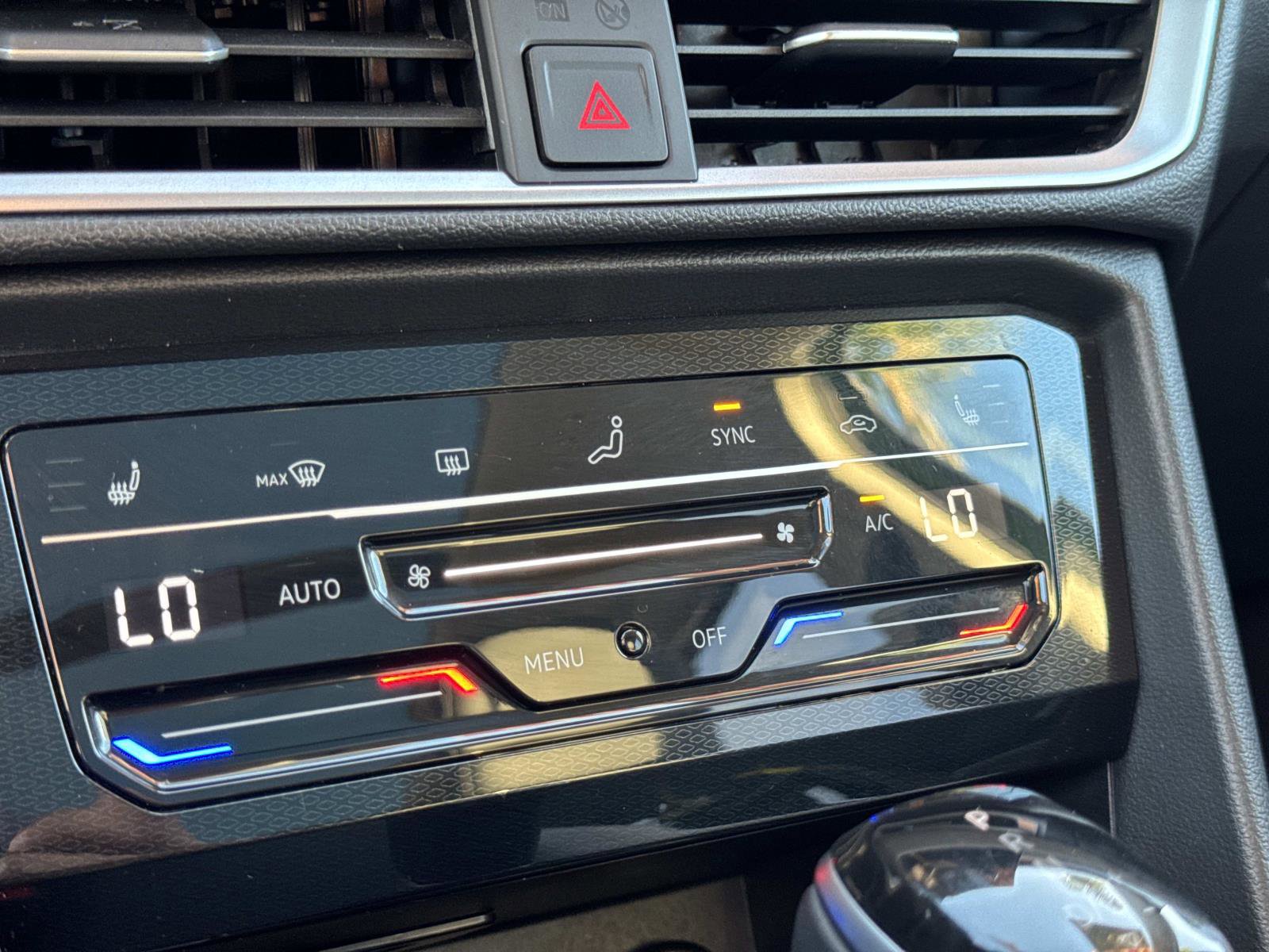 Certified 2025 Volkswagen Taos SE w/ Panoramic Sunroof Package image 27