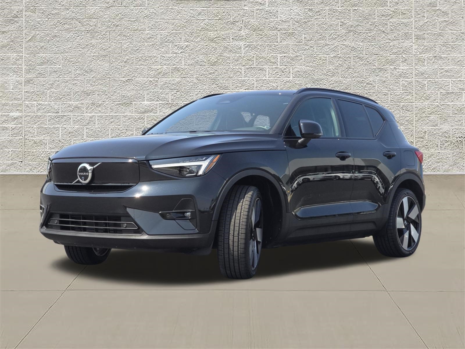 Used 2024 Volvo XC40 Recharge Plus w/ Protection Package Premier AWD/4WD image 3