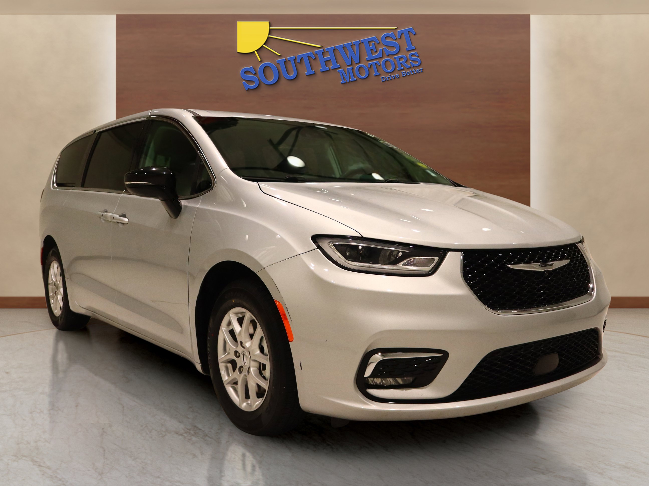 Used 2024 Chrysler Pacifica Touring-L image 5