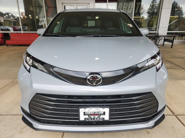 New 2026 Toyota Sienna XLE Woodland Edition AWD/4WD image 6