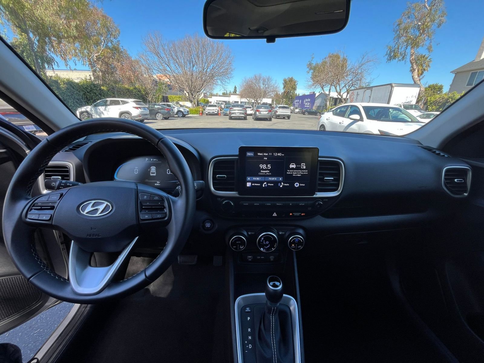 Used 2025 Hyundai Venue SEL image 32