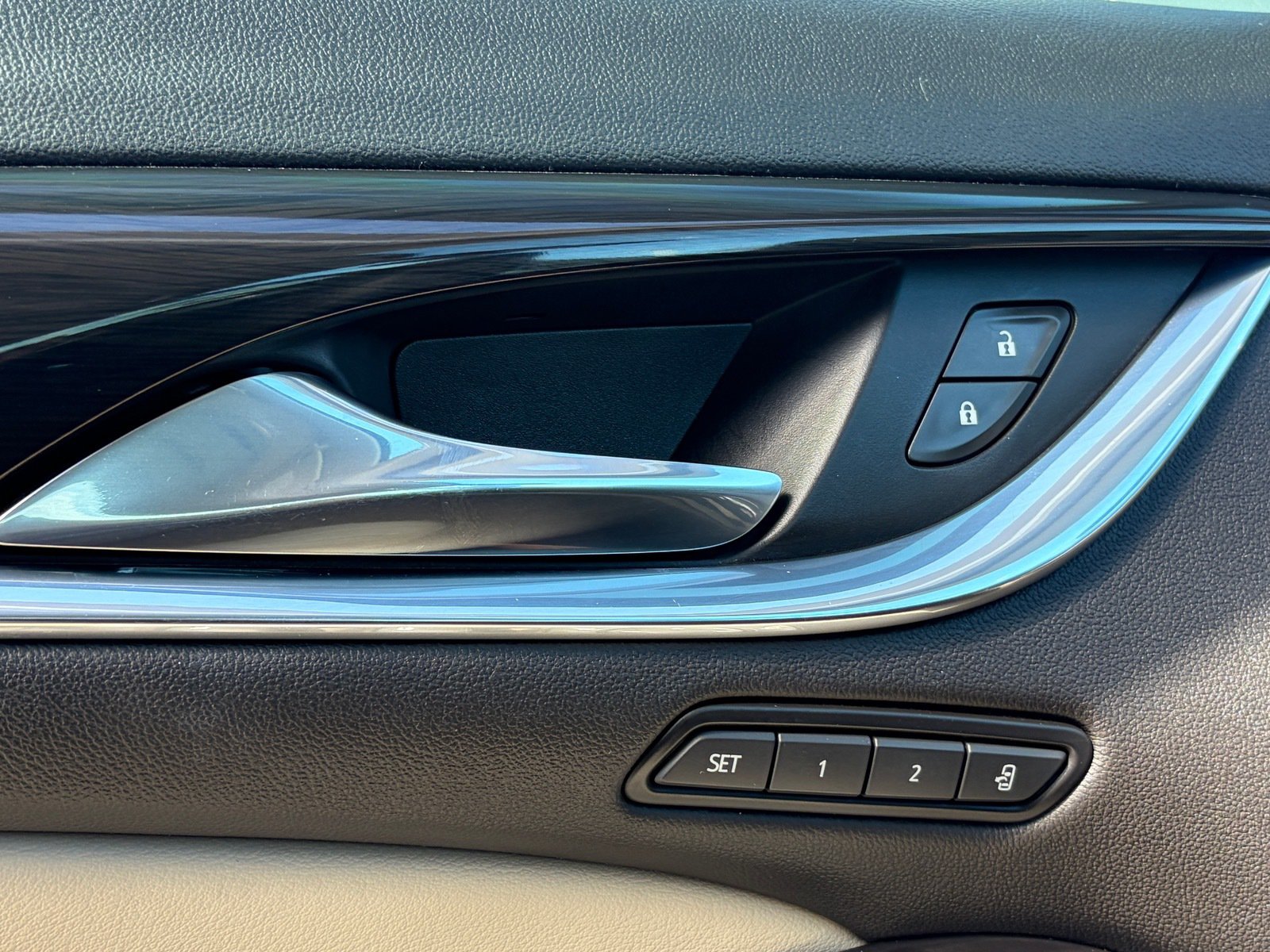 Used 2020 Buick Enclave Premium w/ Surround and Sites Package FWD image 18