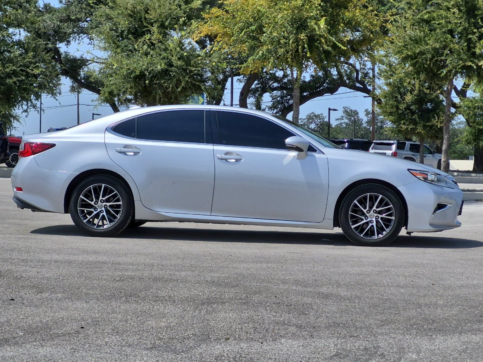 Used 2017 Lexus ES 350 w/ Luxury Package FWD image 3