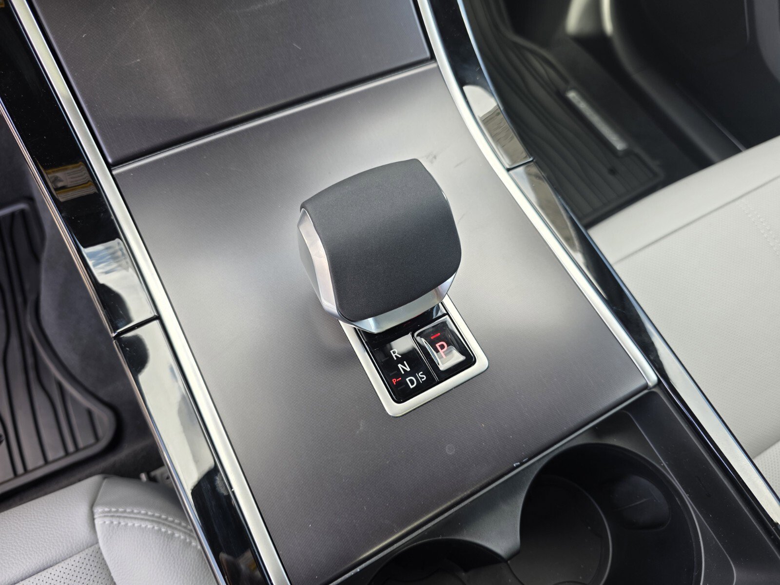 Used 2026 Land Rover Range Rover Velar Dynamic SE image 18