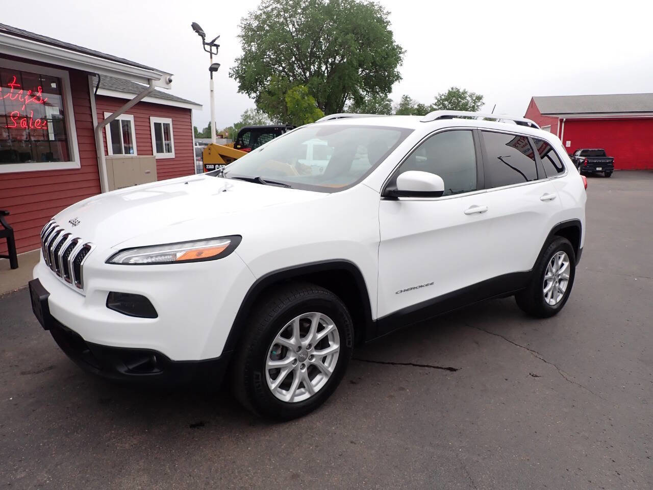 Used 2014 Jeep Cherokee Latitude w/ Cold Weather Group AWD/4WD image 3