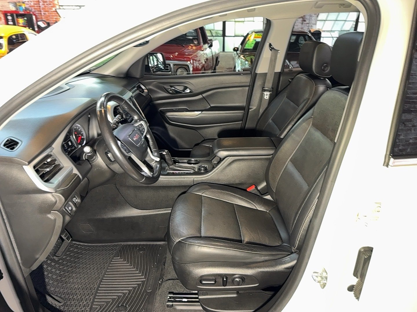 Used 2019 GMC Acadia SLT w/ LPO, Black Accent Package AWD/4WD image 11