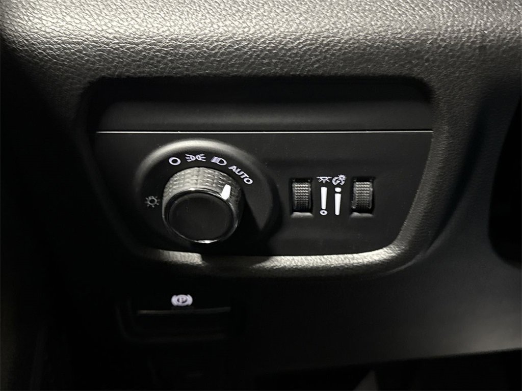 Used 2025 Jeep Grand Cherokee Laredo X w/ Luxury Tech Group I image 17