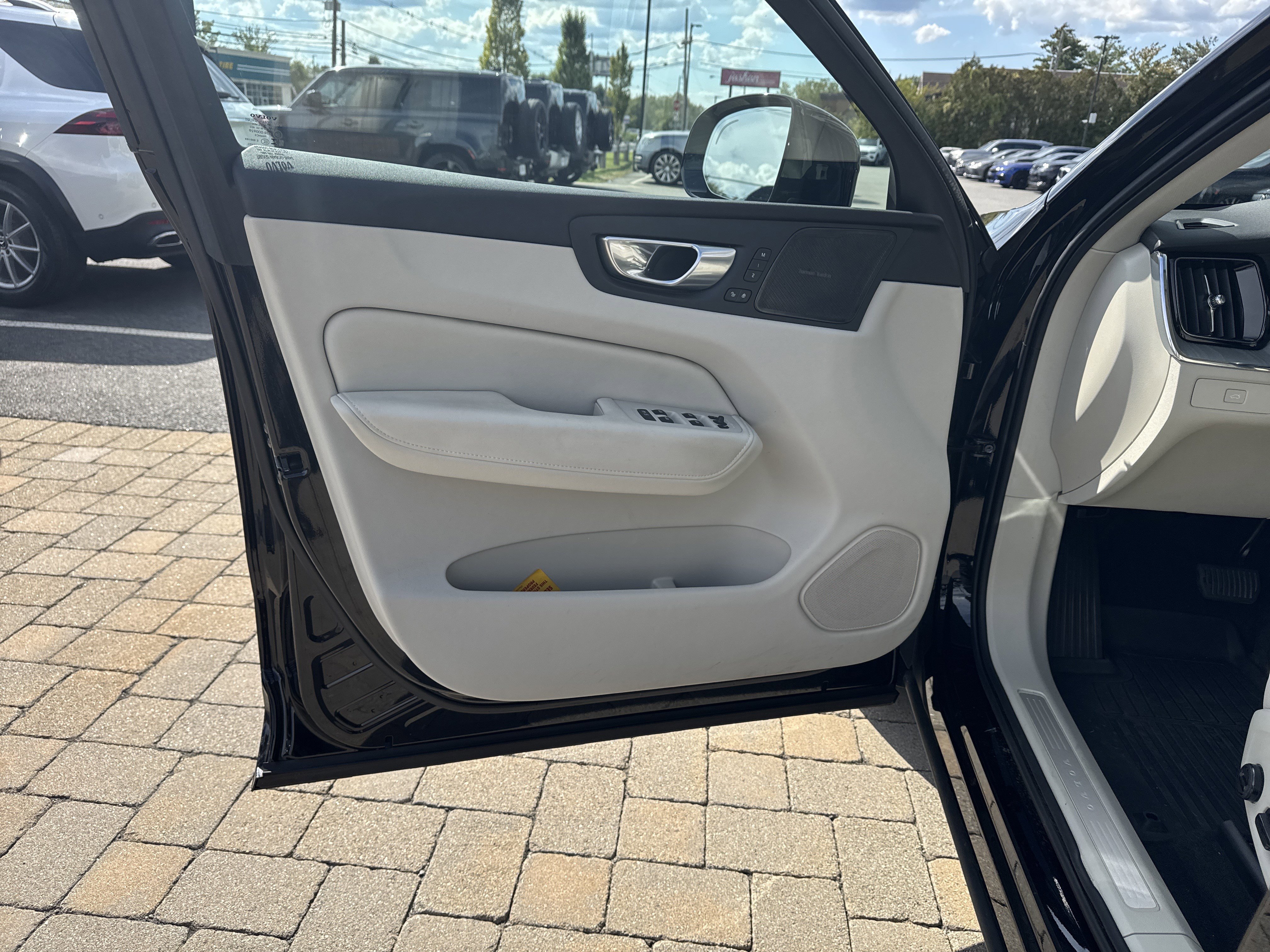 Used 2024 Volvo XC60 B5 Plus w/ Protection Package Premier image 14