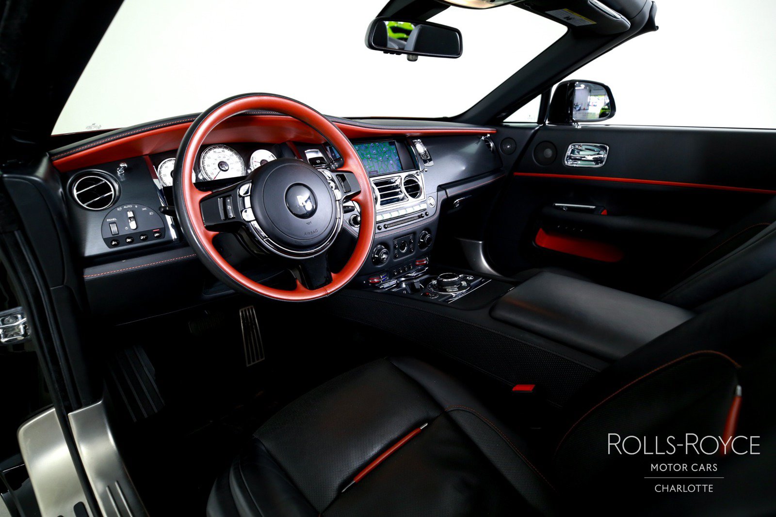 Used 2019 Rolls-Royce Dawn RWD image 4