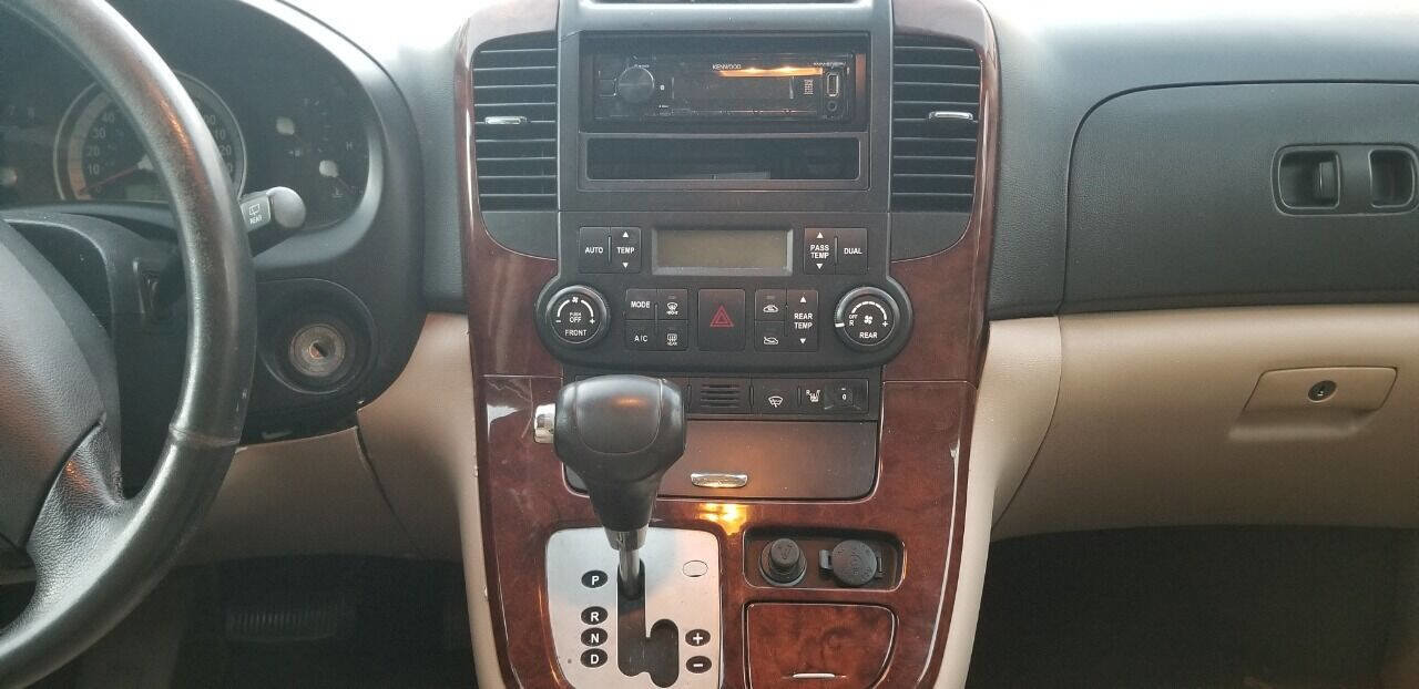 Used 2008 Hyundai Entourage Limited image 6