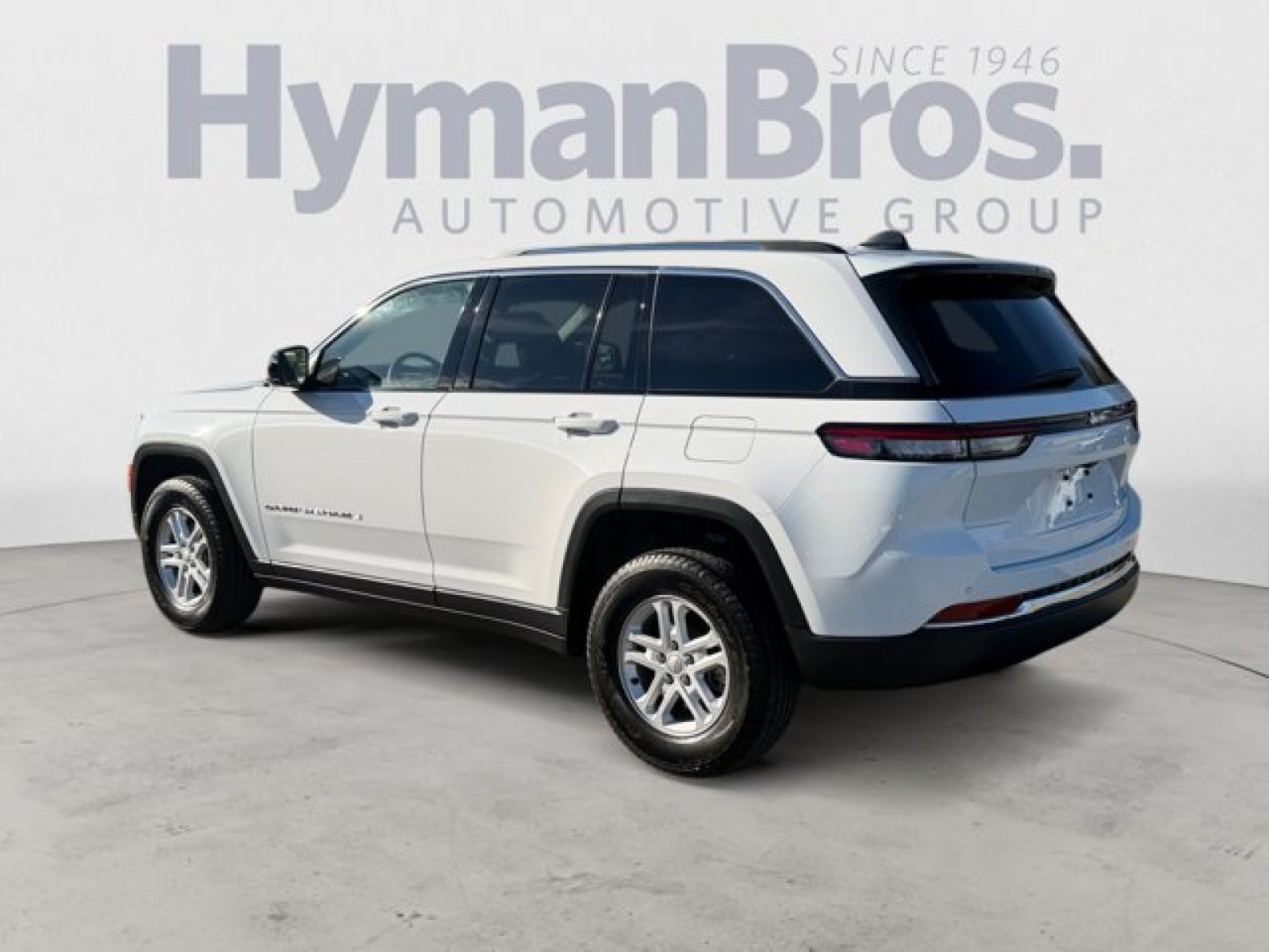 Used 2023 Jeep Grand Cherokee Laredo w/ Luxury Tech Group I RWD image 5