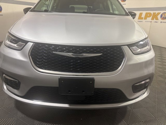 Certified 2024 Chrysler Pacifica Touring-L image 13