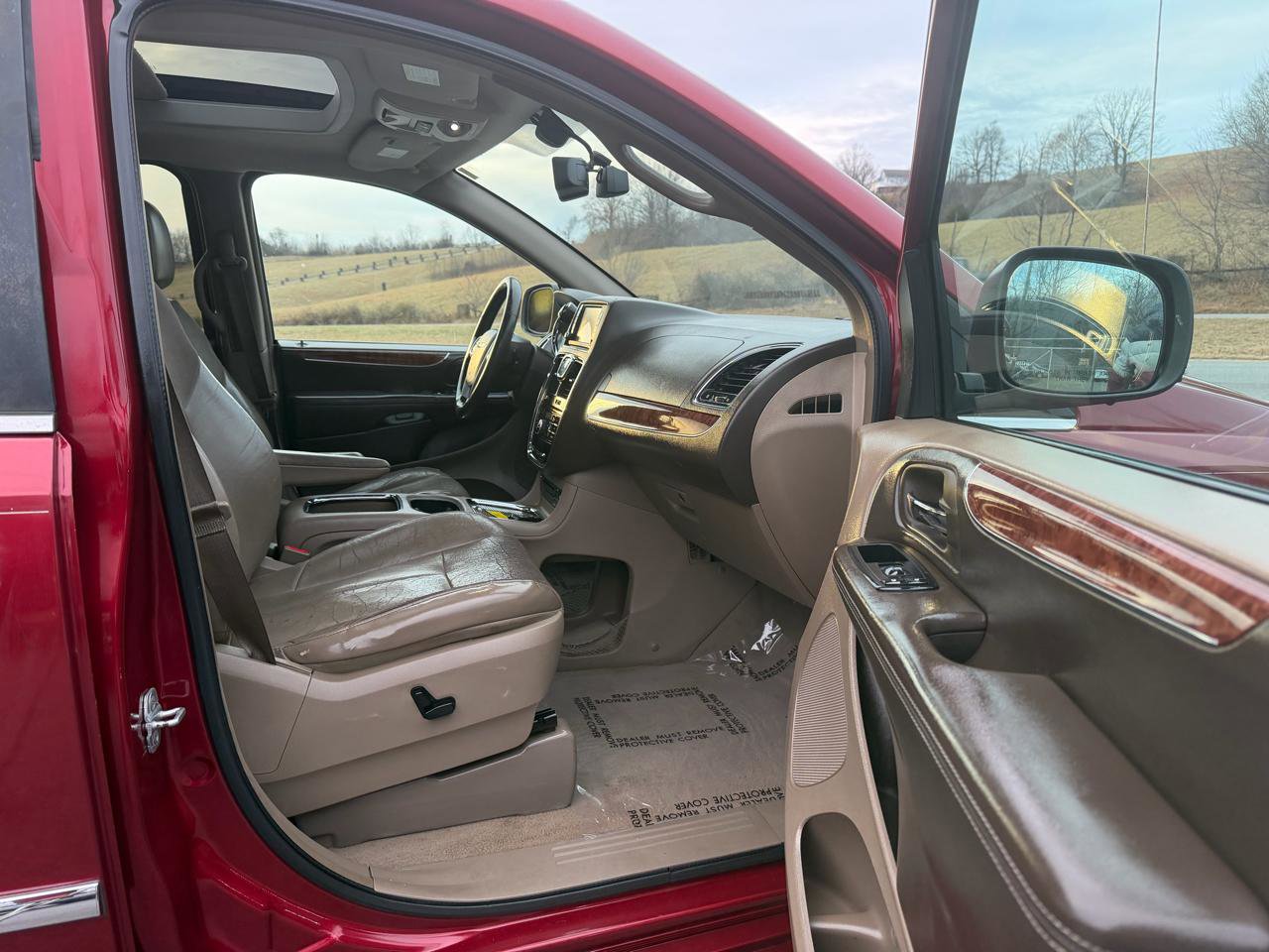 Used 2011 Chrysler Town & Country Limited image 25