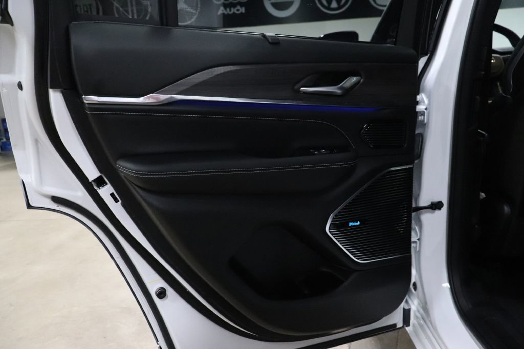 Used 2024 Jeep Grand Cherokee Overland w/ Advanced Protech Group III image 20