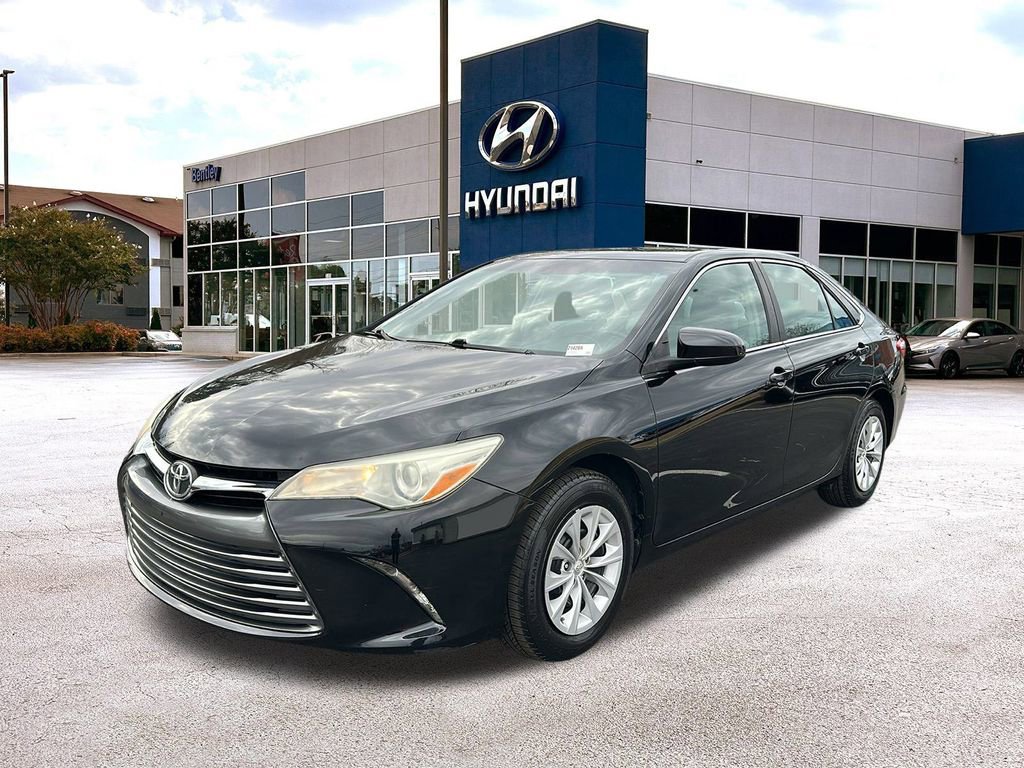 Used 2016 Toyota Camry LE image 1