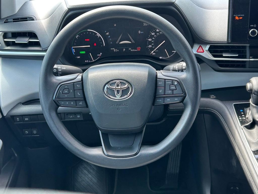 Used 2025 Toyota Sienna LE image 40