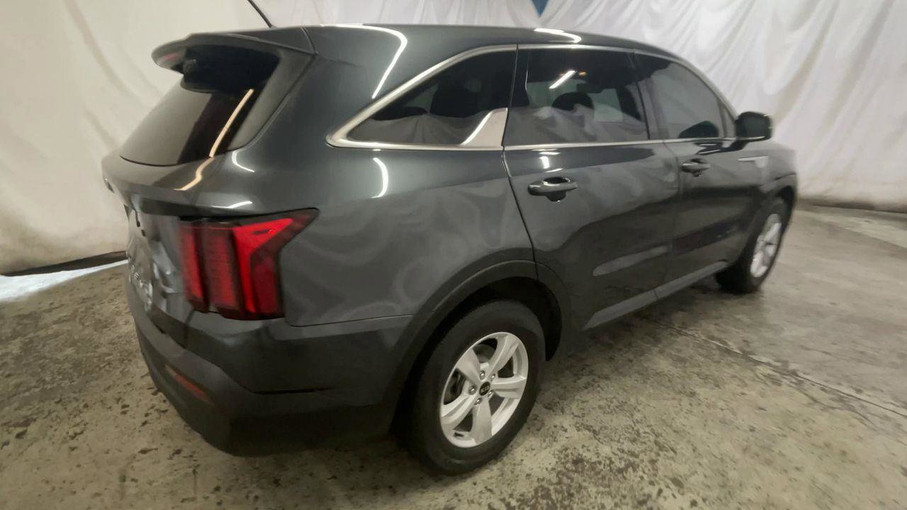 Used 2021 Kia Sorento LX image 8