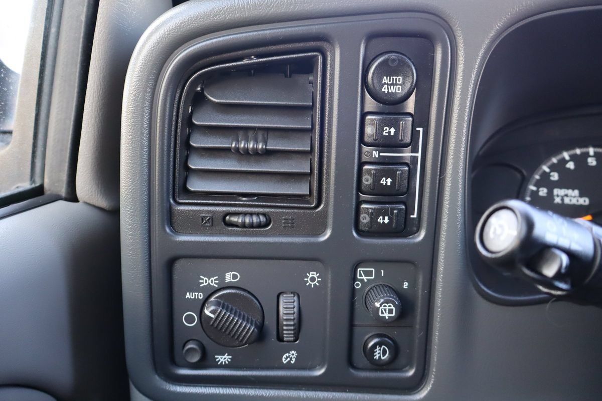 Used 2005 GMC Yukon SLT w/ SLT Preferred Equipment Group AWD/4WD image 31