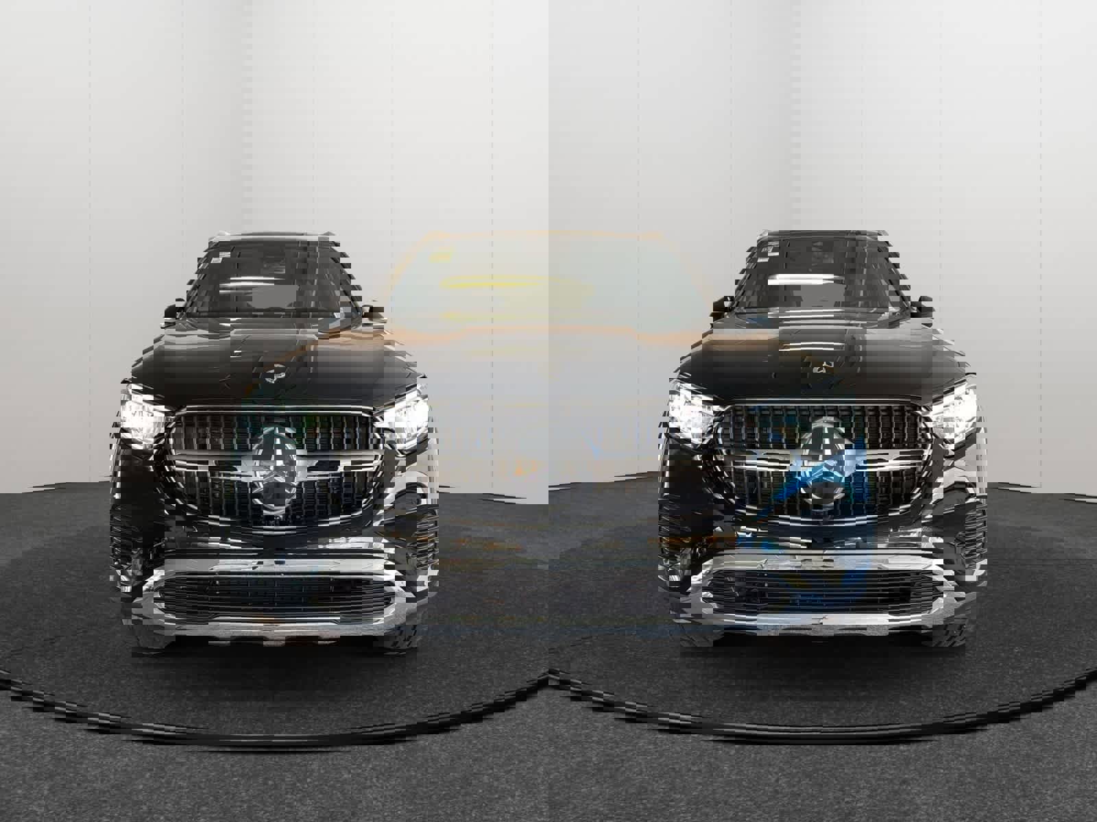 Used 2025 Mercedes-Benz GLC 300 4MATIC image 2