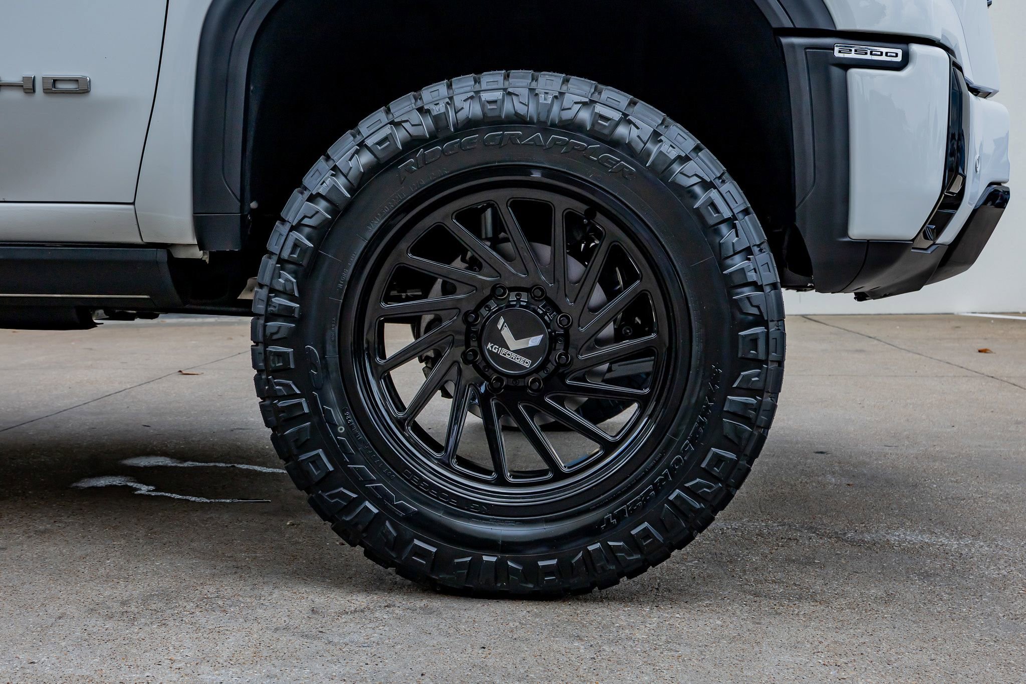 Used 2025 GMC Sierra 2500 AT4 w/ AT4 Premium Plus Package AWD/4WD image 12