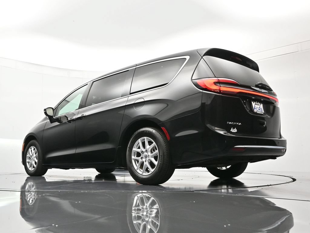 Certified 2023 Chrysler Pacifica Touring-L FWD image 44