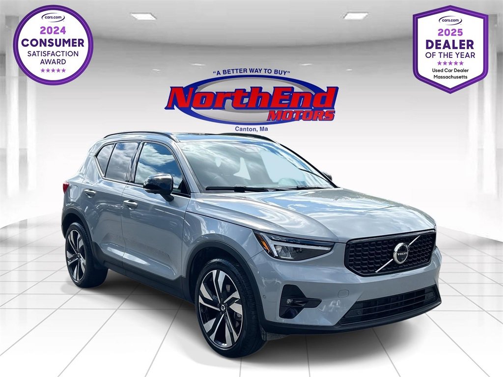 Used 2025 Volvo XC40 B5 Plus image 1