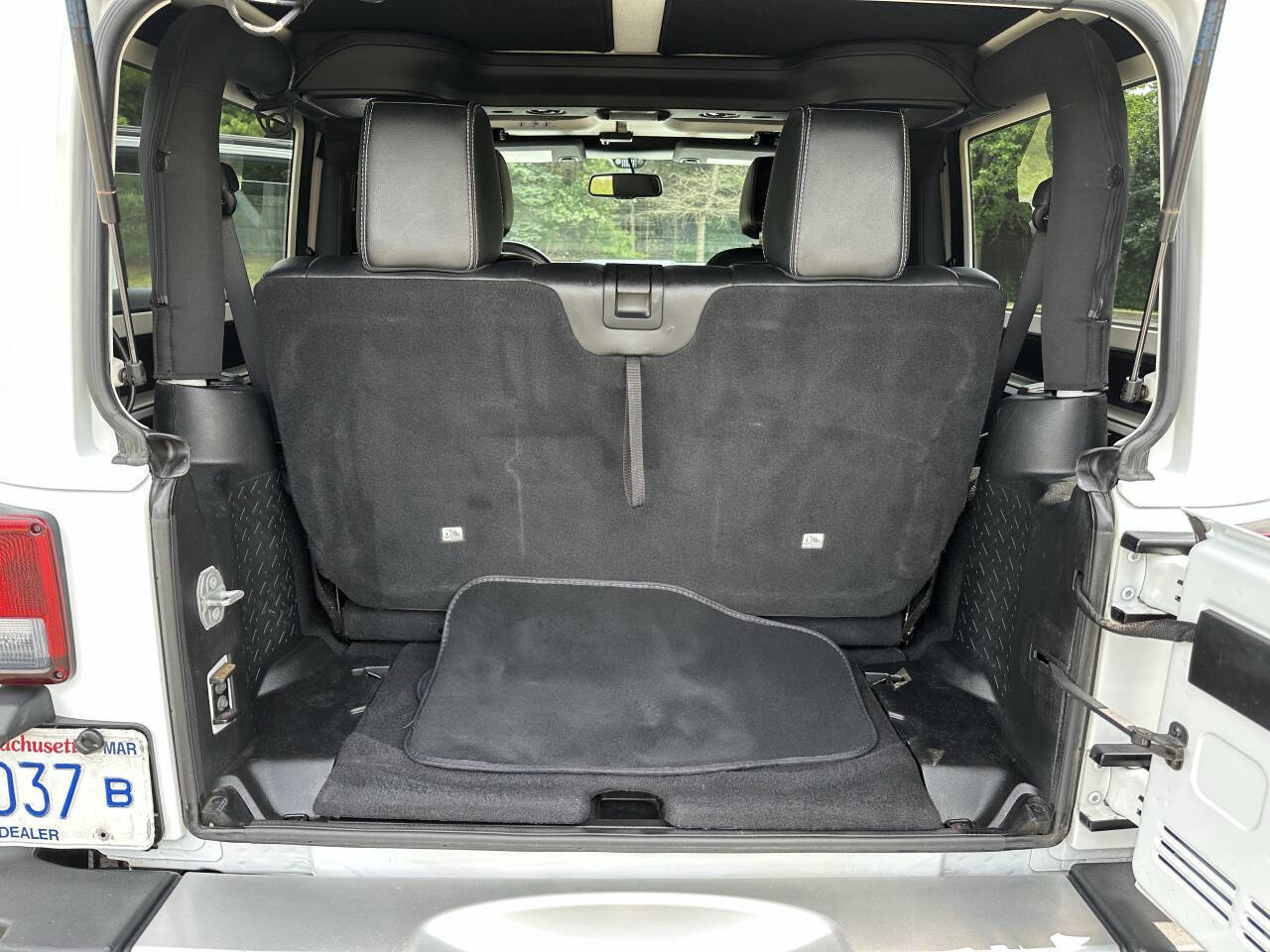 Used 2016 Jeep Wrangler Sahara w/ Connectivity Group image 23